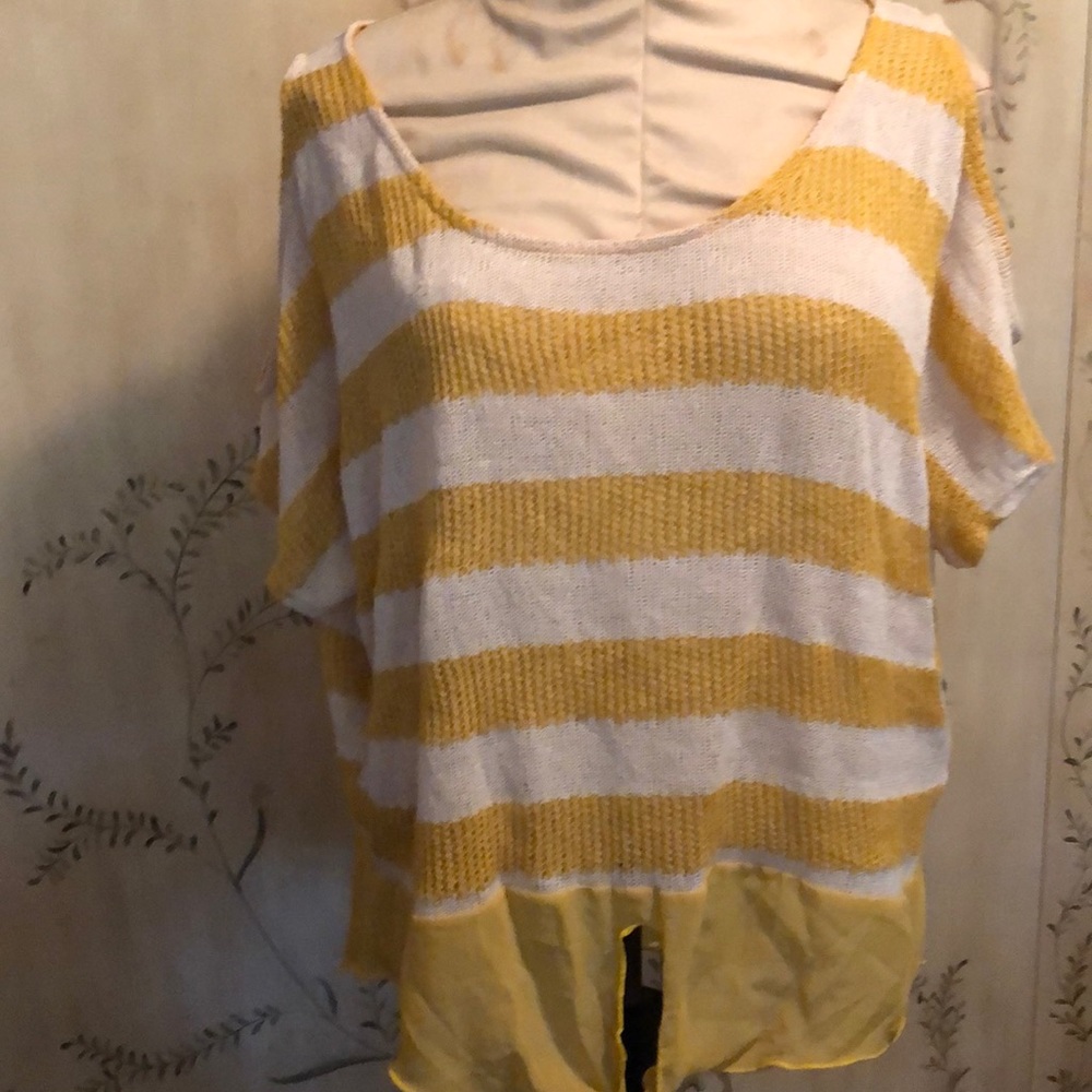 Short sleeve shirt with cold shoulder sleeves and tie in the front.